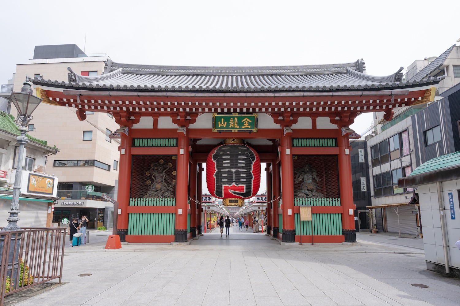 Lanterna Kaminarimon, a porta de entrada do Templo Sensoji