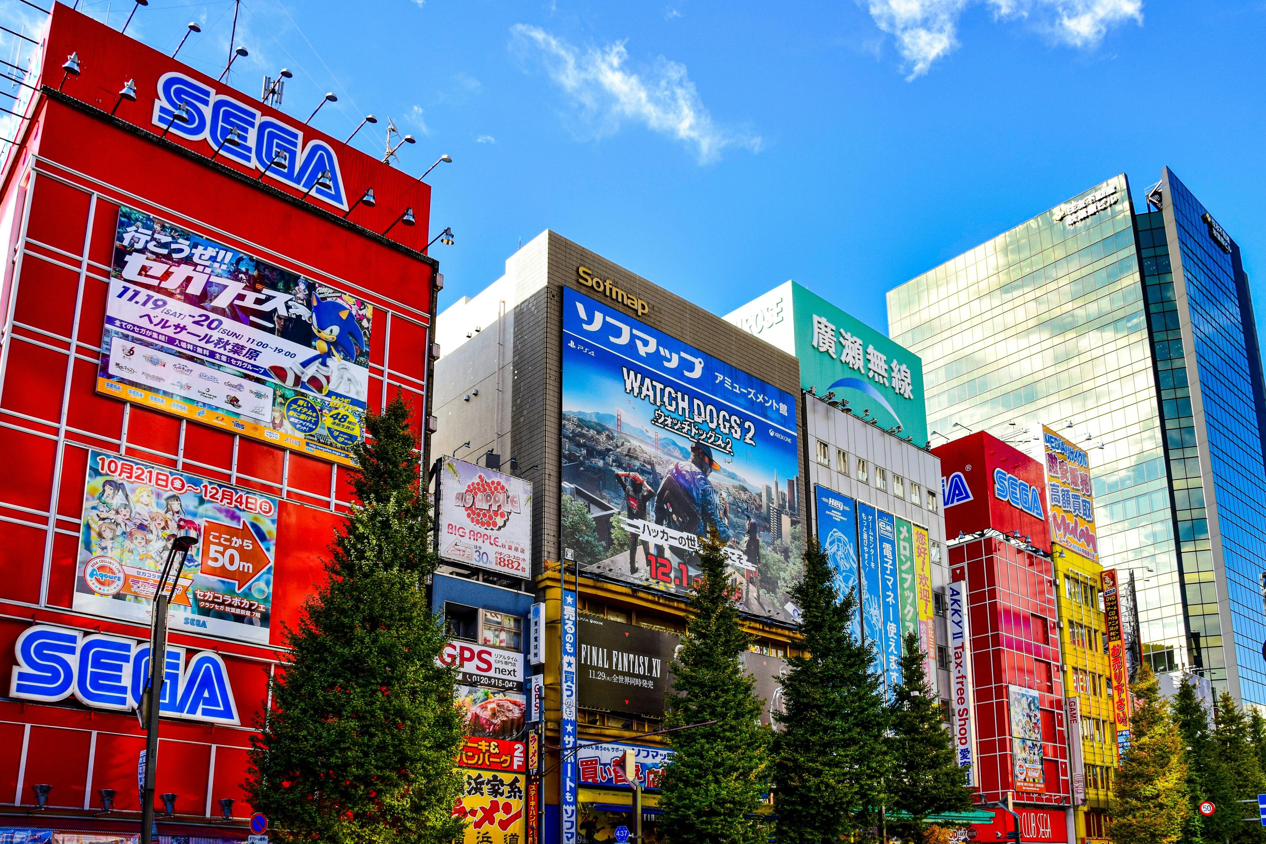 Prédios coloridos de jogos, animes e eletrônicos na rua central de Akihabara, Japão
