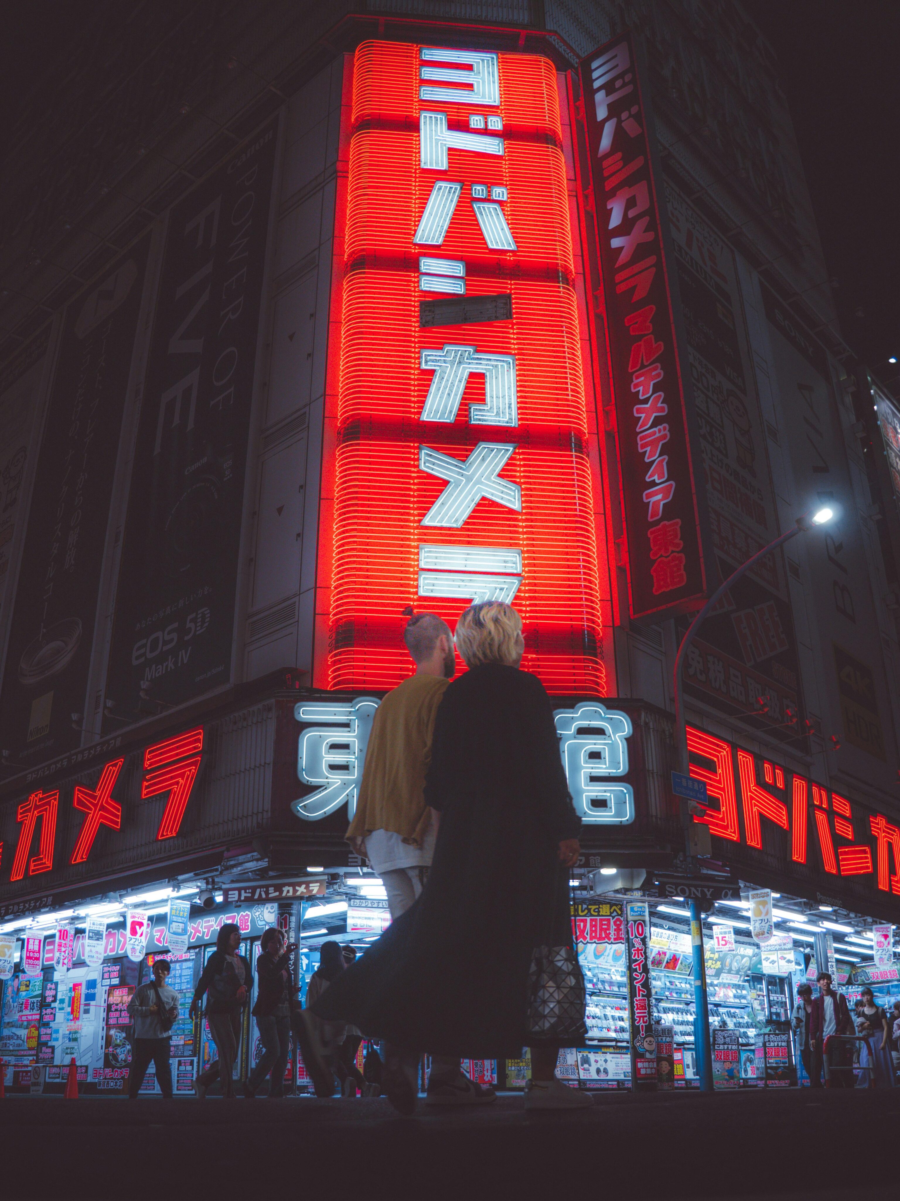 Fachada de noite da loja de eletrônicos Yodobashi Camera