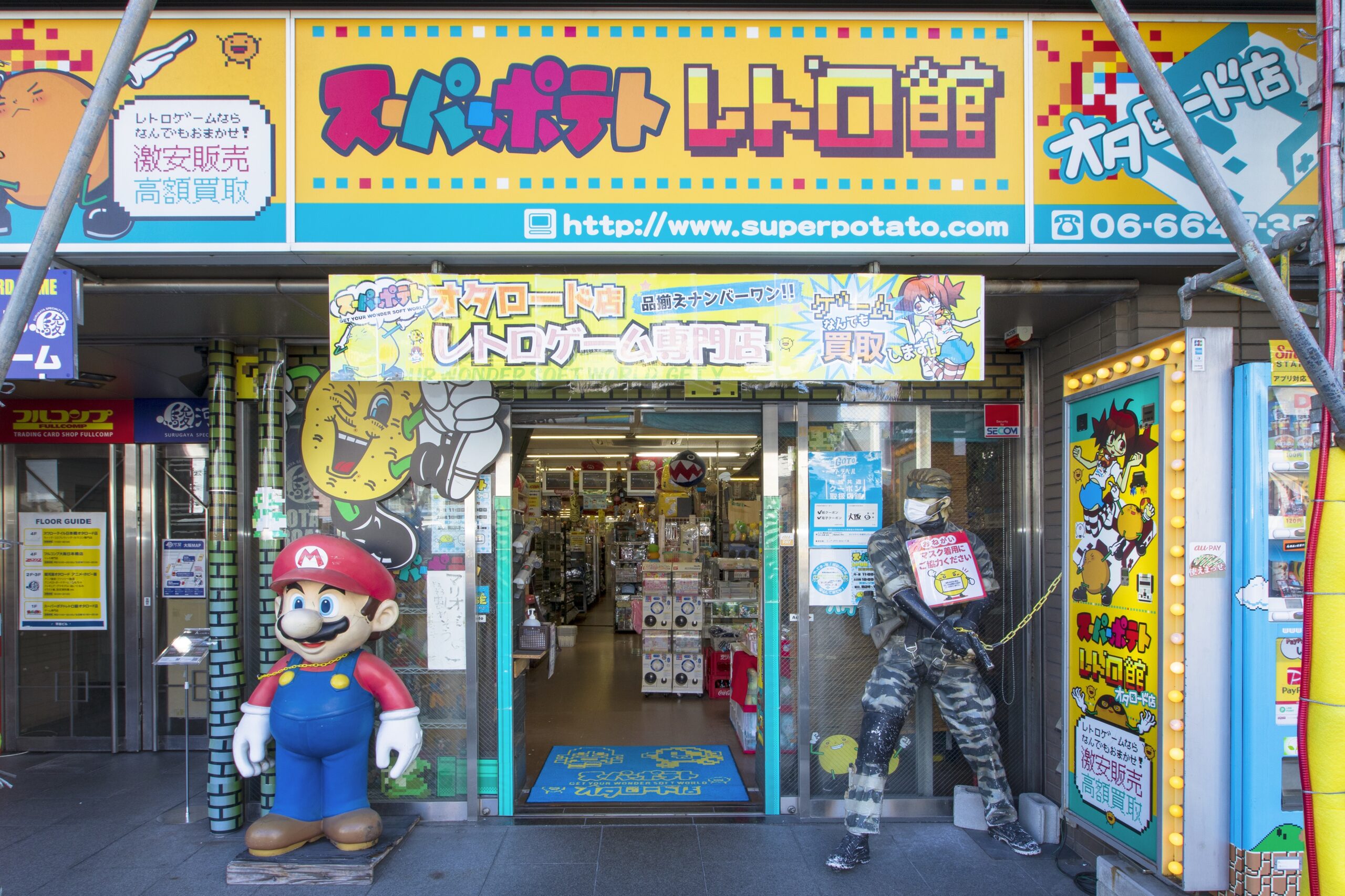 Frente da loja Super Potato, com estátua do personagem de videogame Mario
