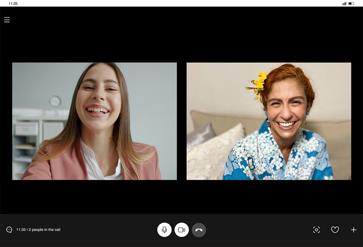 Kalu e uma cliente em uma ligação de vídeo.