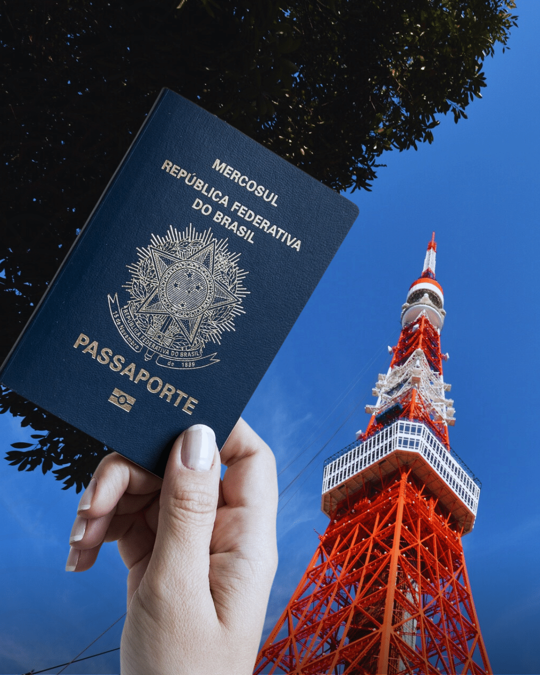 Uma mão segurando um passaporte brasileiro em frente a Tokyo Tower.
