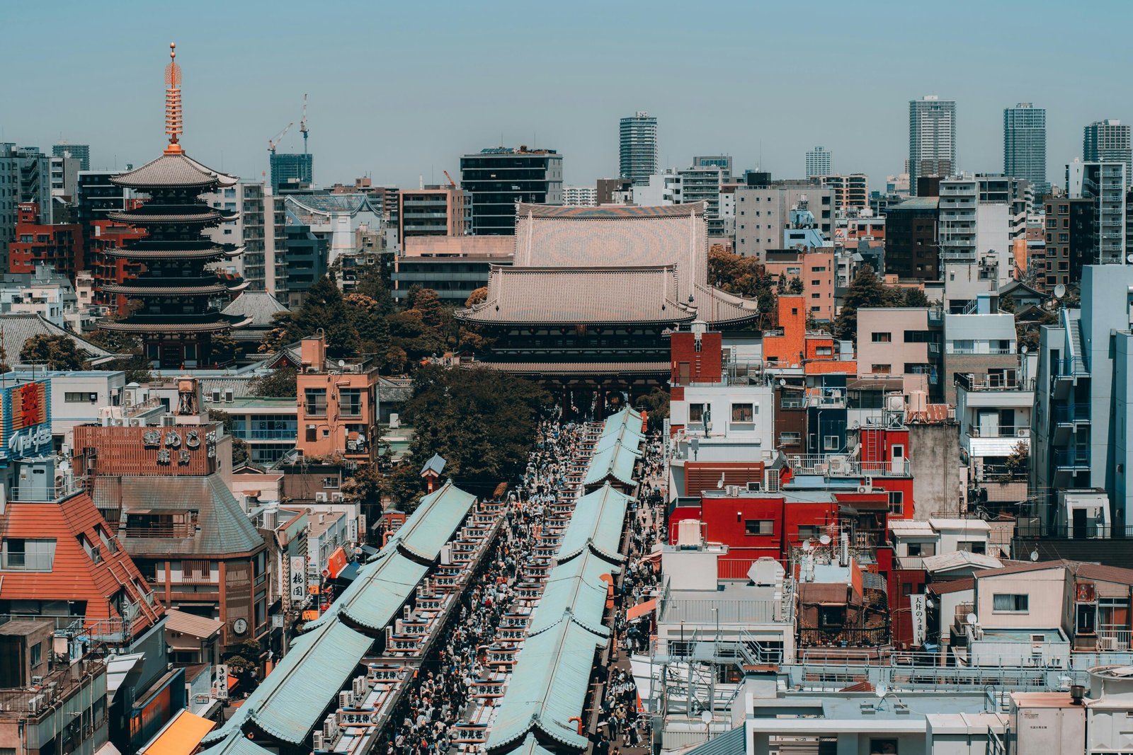 Rua Nakamise, famosa pelo coméricio de lembrancinhas tradicionais do Japão.
